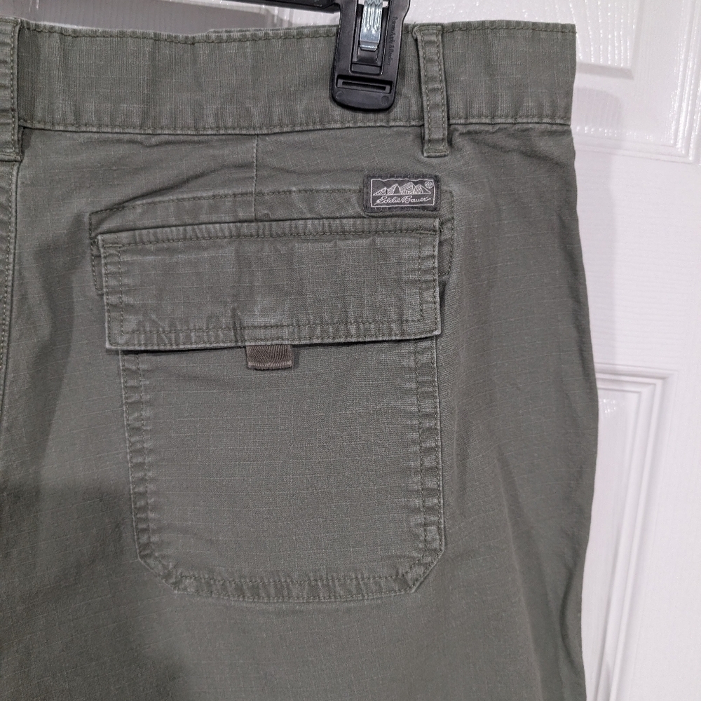 Eddie Bauer Medium Green Sage Ripstop Casual Shorts in Size 14 - Picture 8 of 12